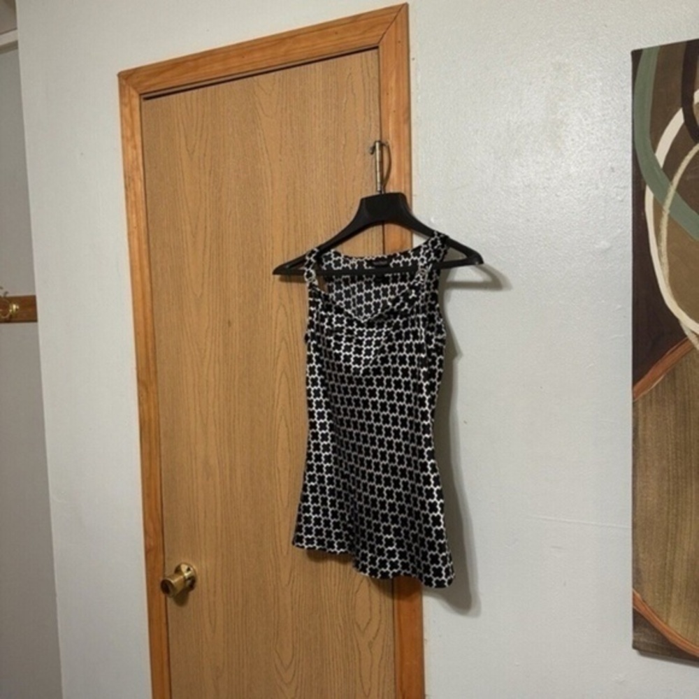 White House Black Market 'Silk Stretch" XXS w/Geometric Print Camisole Top - EUC